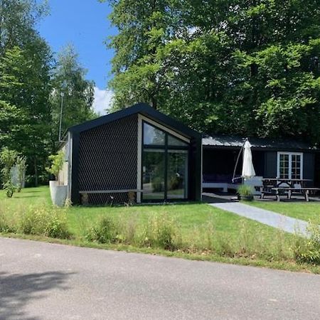 Luxe Chalet In Oosterwolde In Friesland, Op Rustig Park Met Uitzicht Op Meer En Strandje Bagian luar foto