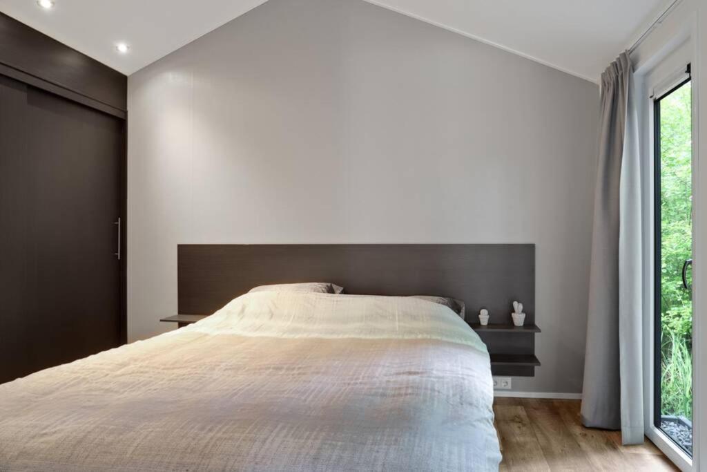 Luxe Chalet In Oosterwolde In Friesland, Op Rustig Park Met Uitzicht Op Meer En Strandje Bagian luar foto
