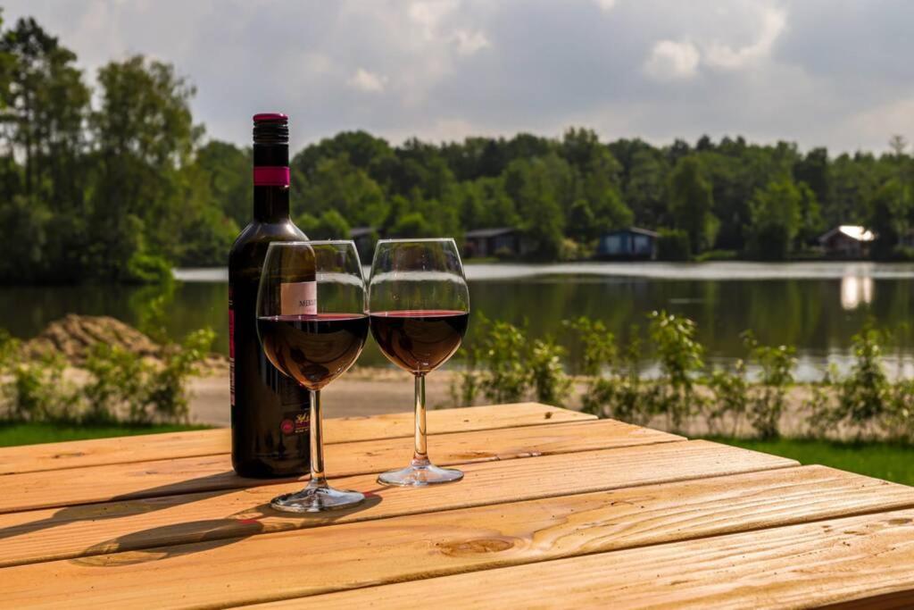 Luxe Chalet In Oosterwolde In Friesland, Op Rustig Park Met Uitzicht Op Meer En Strandje Bagian luar foto