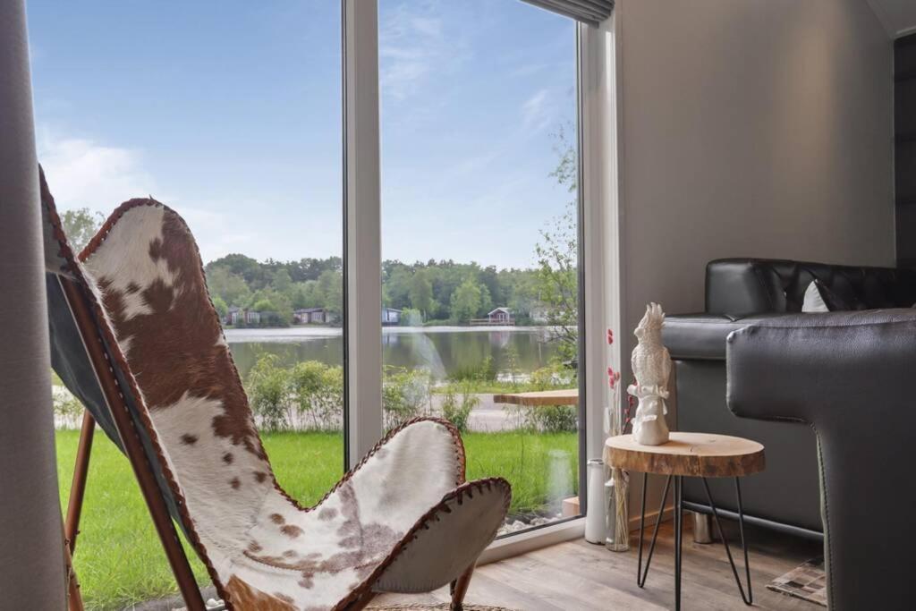 Luxe Chalet In Oosterwolde In Friesland, Op Rustig Park Met Uitzicht Op Meer En Strandje Bagian luar foto