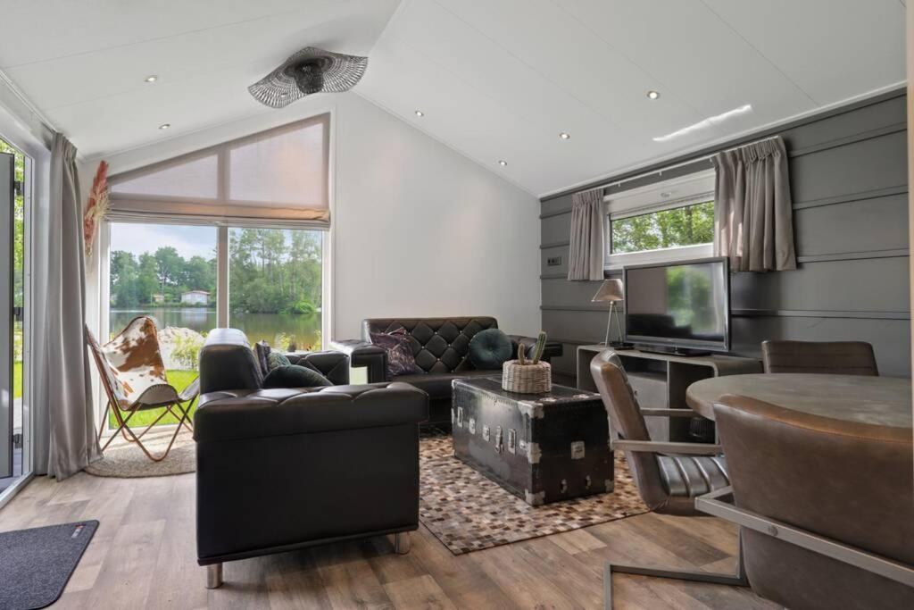 Luxe Chalet In Oosterwolde In Friesland, Op Rustig Park Met Uitzicht Op Meer En Strandje Bagian luar foto