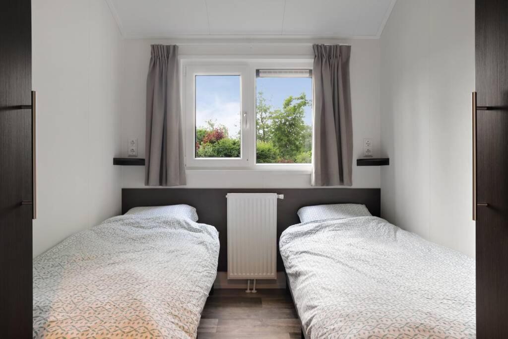 Luxe Chalet In Oosterwolde In Friesland, Op Rustig Park Met Uitzicht Op Meer En Strandje Bagian luar foto