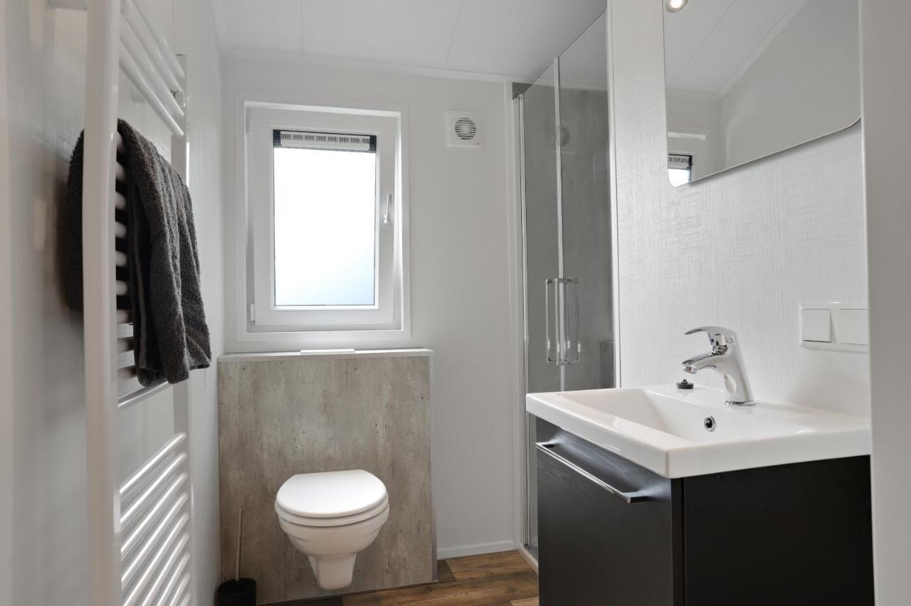Luxe Chalet In Oosterwolde In Friesland, Op Rustig Park Met Uitzicht Op Meer En Strandje Bagian luar foto