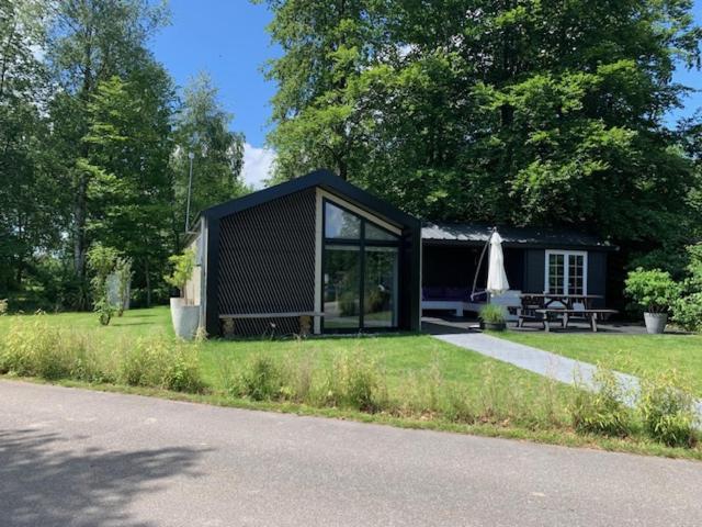 Luxe Chalet In Oosterwolde In Friesland, Op Rustig Park Met Uitzicht Op Meer En Strandje Bagian luar foto